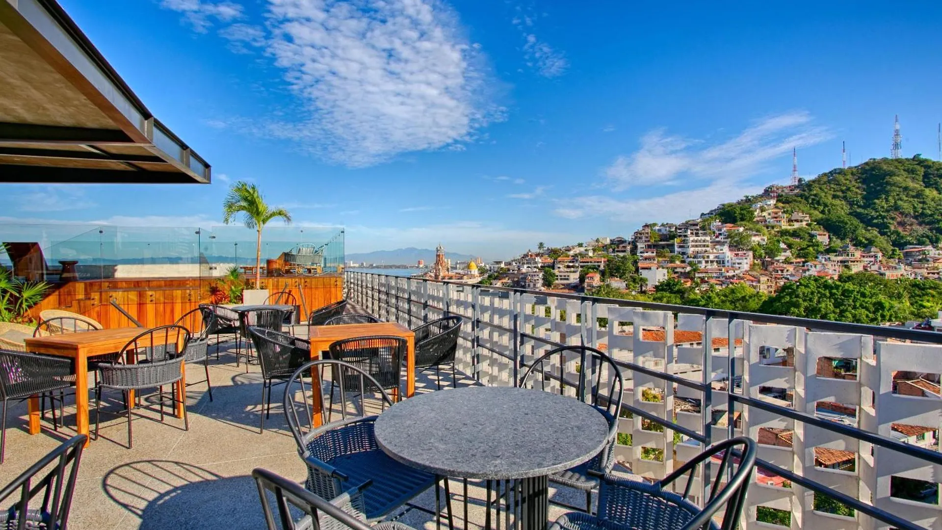 Chic, Spacious Condo, Great Walkability, Pool, Gym, Rooftop Views 푸에르토 발라타 멕시코
