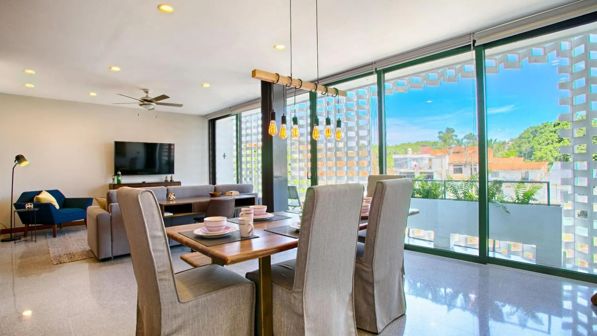 펜션 Chic, Spacious Condo, Great Walkability, Pool, Gym, Rooftop Views 푸에르토 발라타 멕시코